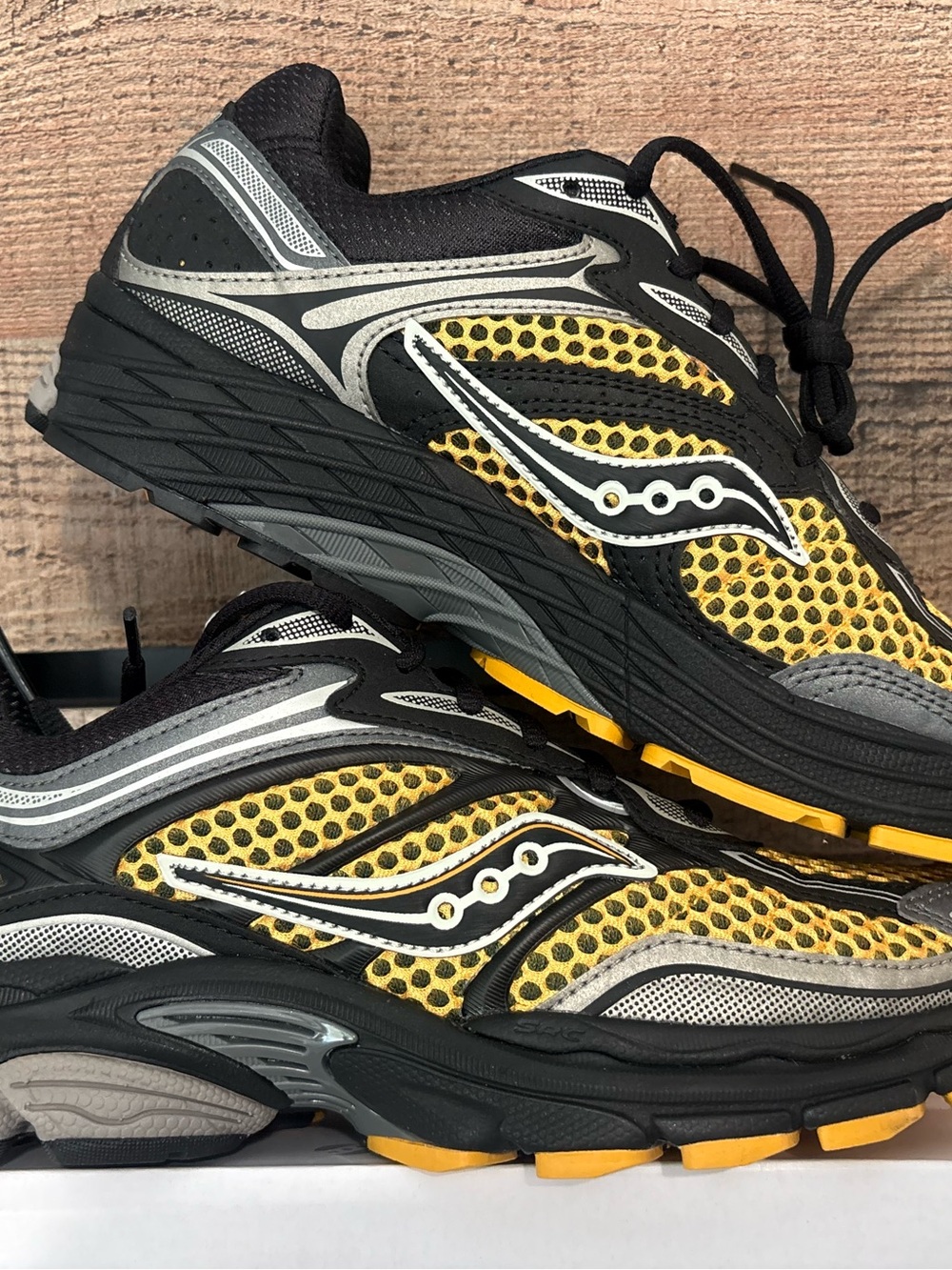 Saucony Men's Black, Yellow & Gray Mesh Running Sneakers
